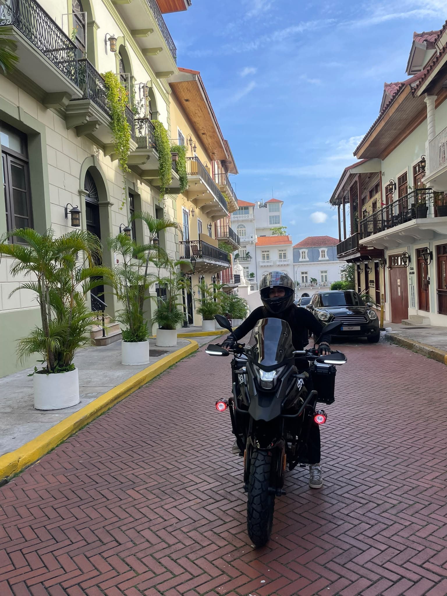 SPI RX250 de XOPA Moto Rental circulando por una calle empedrada de Casco Viejo, Panama City