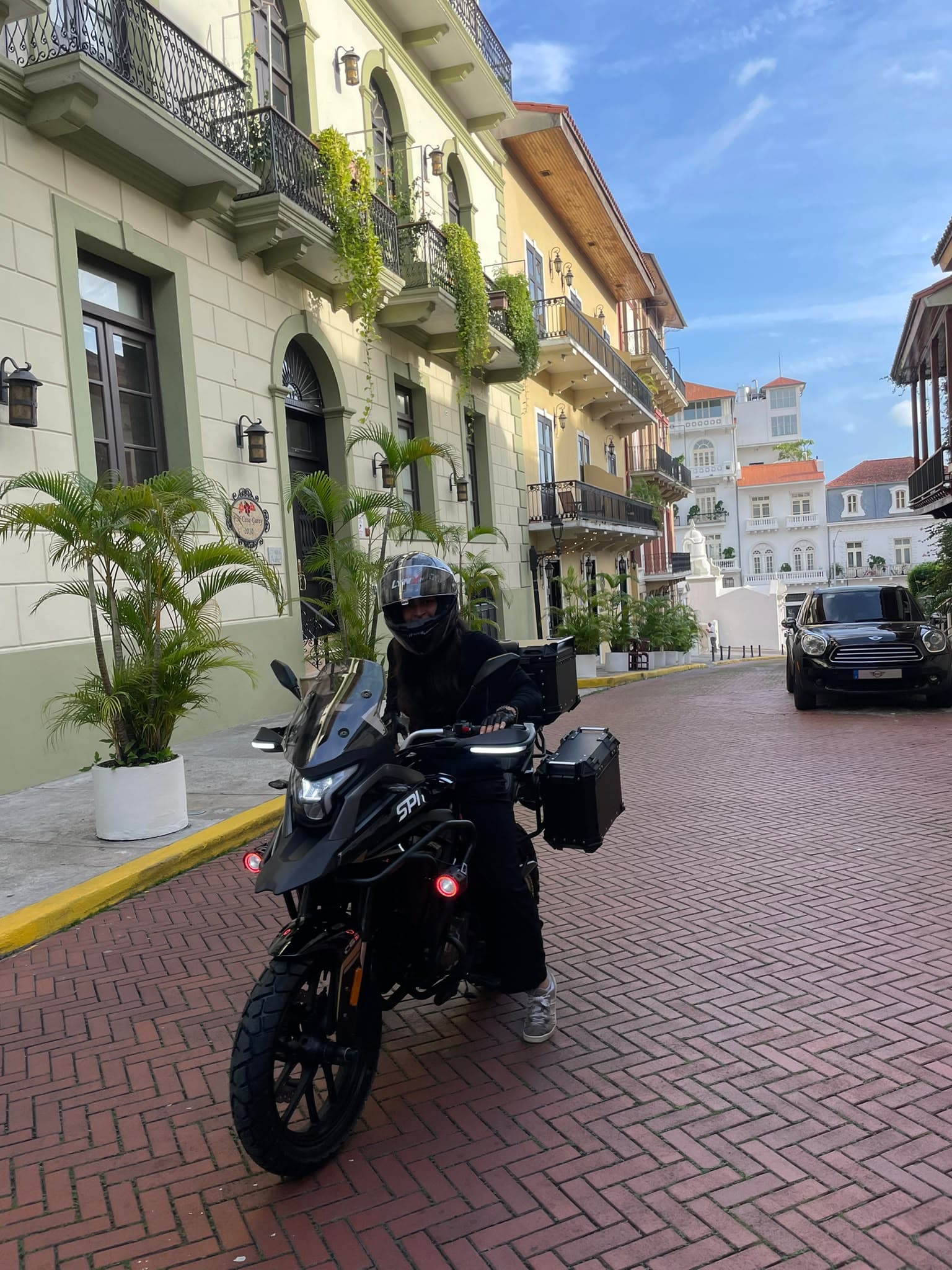 SPI RX250 de alquiler estacionada junto a un edificio colonial en Casco Viejo, Panama City