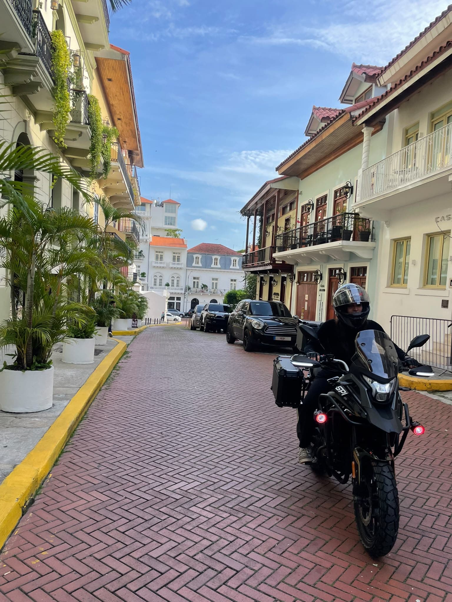 Recorriendo Casco Viejo en moto con XOPA Moto Rental, calle adoquinada y arquitectura colonial